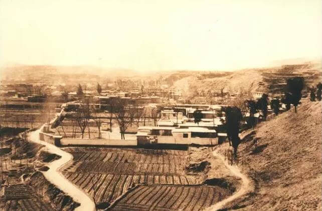 3月23日,毛主席和中央軍委領(lǐng)導以及警衛(wèi)團、工作人員從西柏坡出發(fā)了