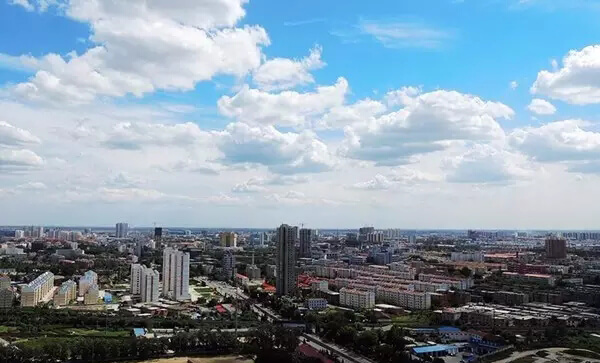 3月24日,隊伍繼續(xù)朝北平(今北京市)行進。車隊經(jīng)過望都到達保定市,河北省委書記林鐵組織人員接待了毛主席等中央領(lǐng)導同志。